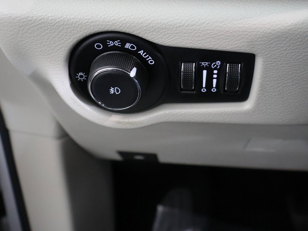 Used 2024 Chrysler Pacifica Touring-L image 34