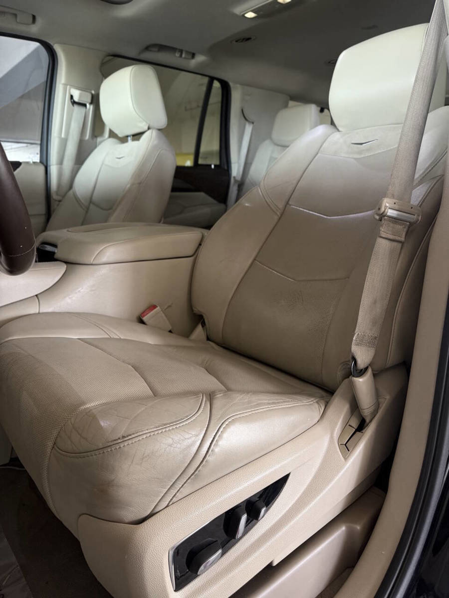 Used 2015 Cadillac Escalade Luxury AWD/4WD image 25
