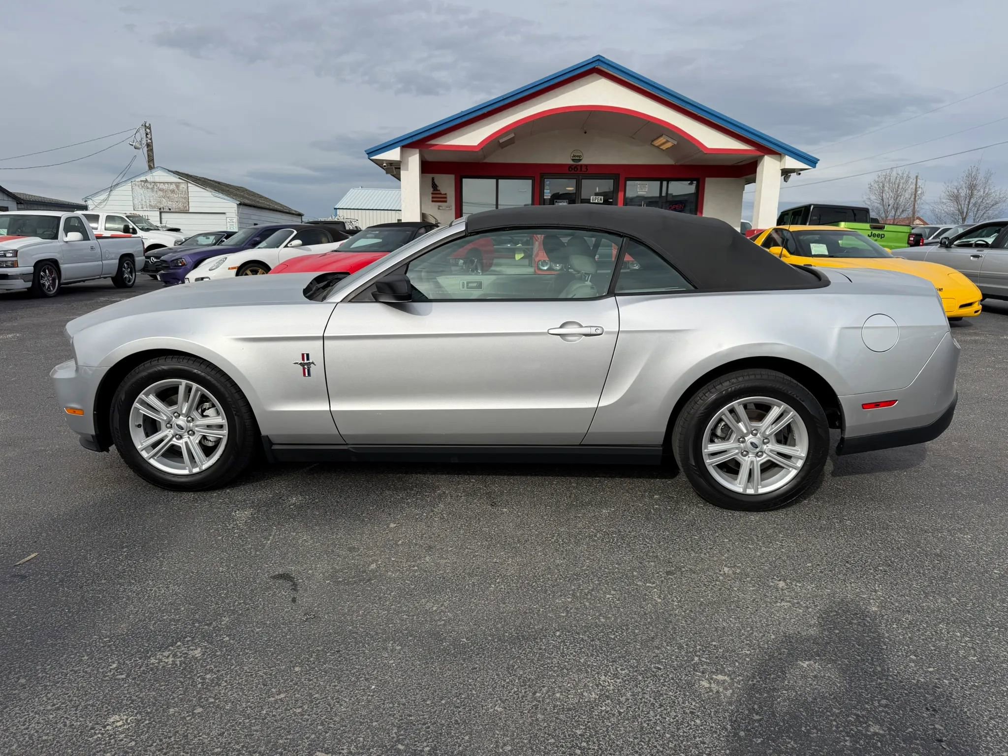 Used 2010 Ford Mustang Convertible RWD image 2