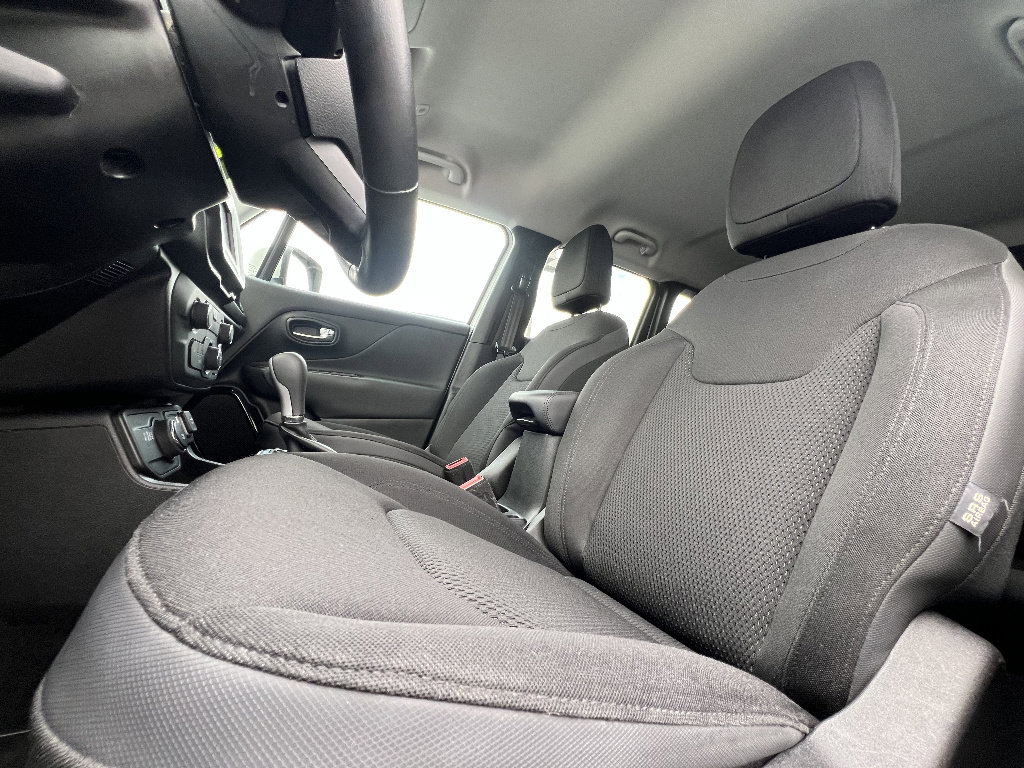 Used 2018 Jeep Renegade Altitude image 16
