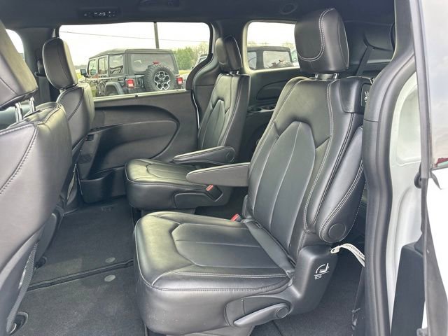 Used 2026 Chrysler Pacifica Select image 13