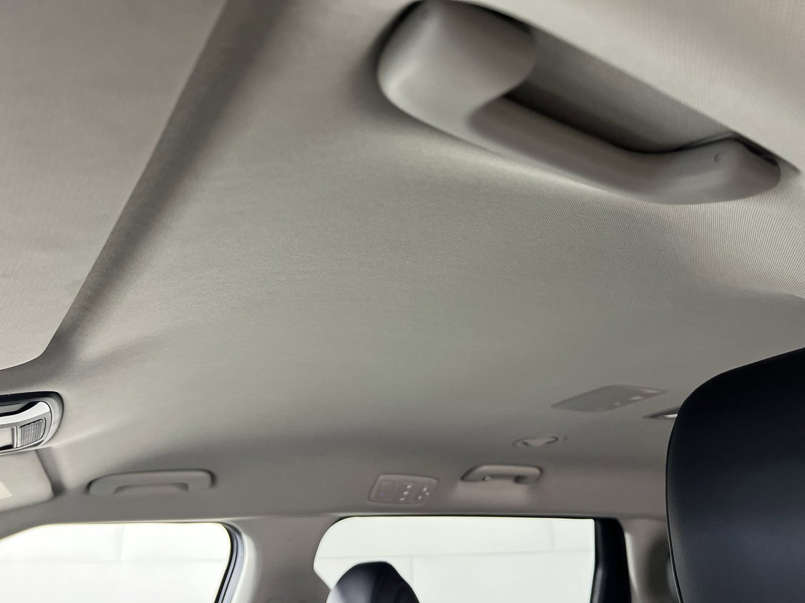 Used 2022 Kia Carnival LX FWD image 25
