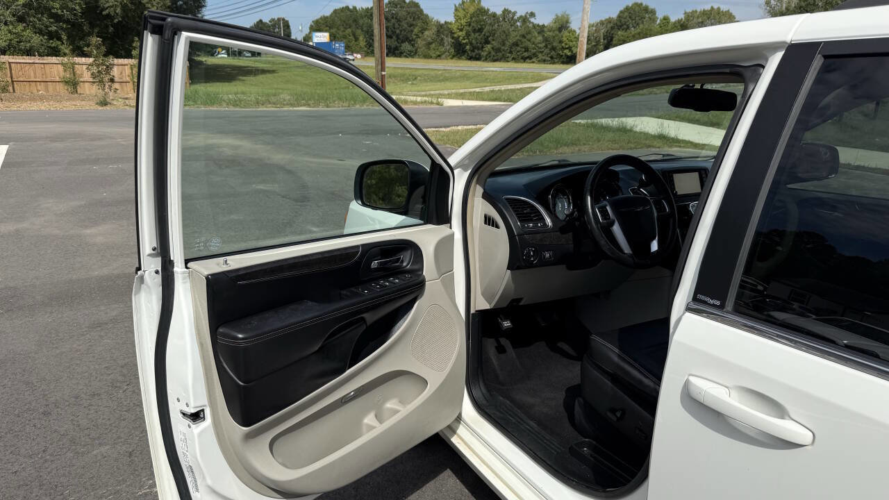 Used 2013 Chrysler Town & Country Touring image 10