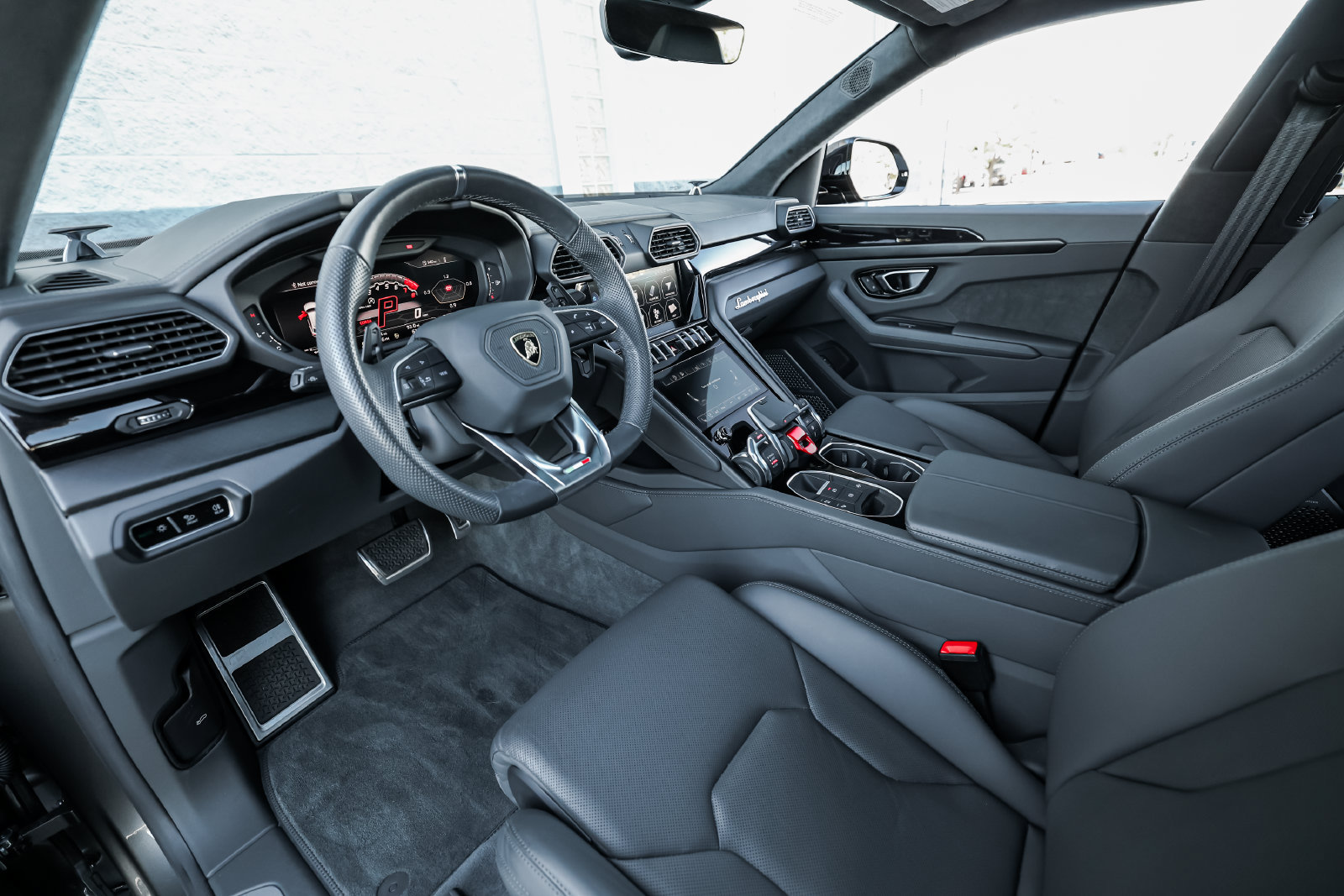 Used 2021 Lamborghini Urus AWD/4WD image 29
