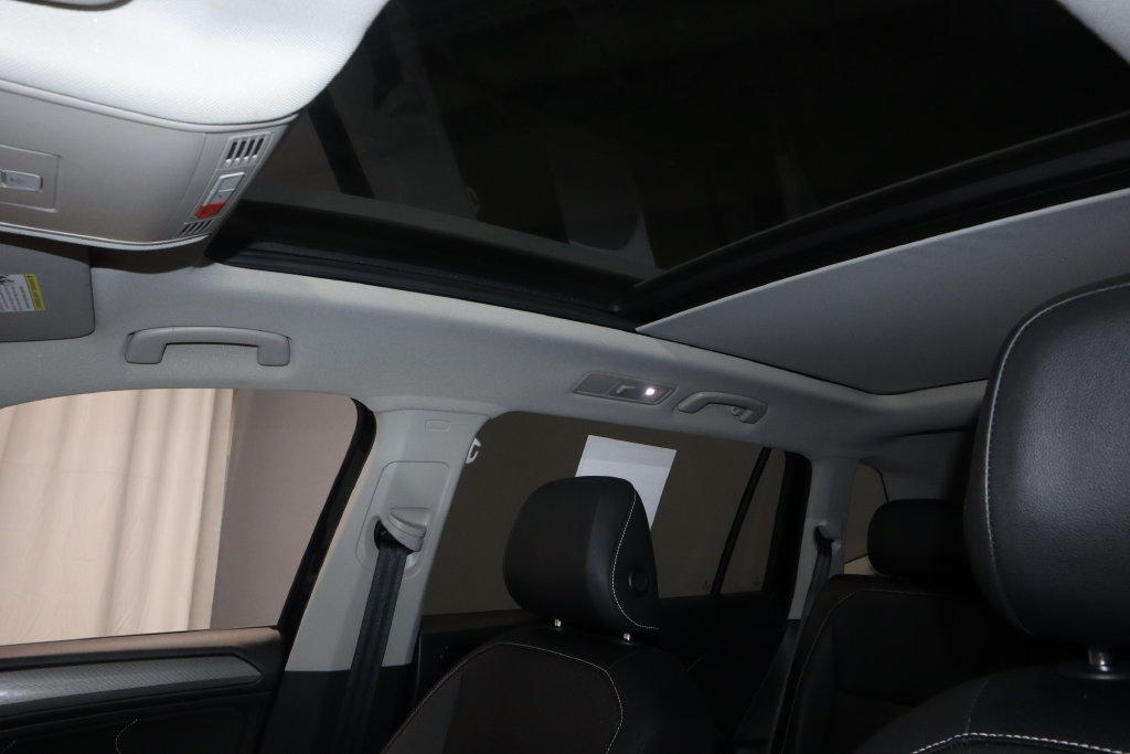Used 2022 Volkswagen Tiguan SE w/ Panoramic Sunroof Package AWD/4WD image 26