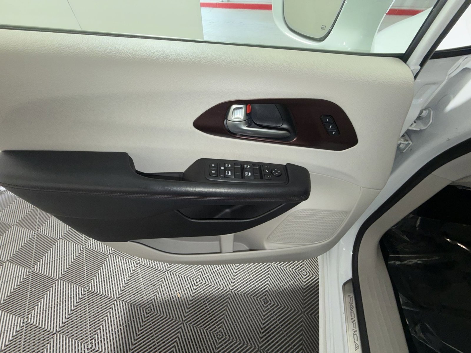 Used 2019 Chrysler Pacifica Limited w/ Tire & Wheel Group image 15