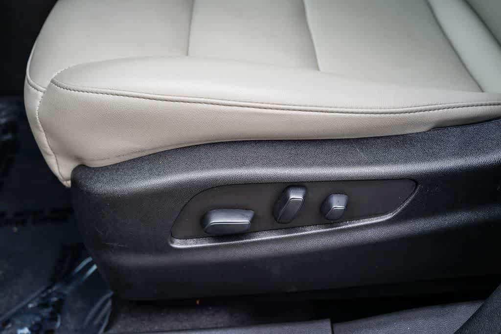 Used 2023 Cadillac XT4 Luxury w/ Cold Weather Package FWD image 20