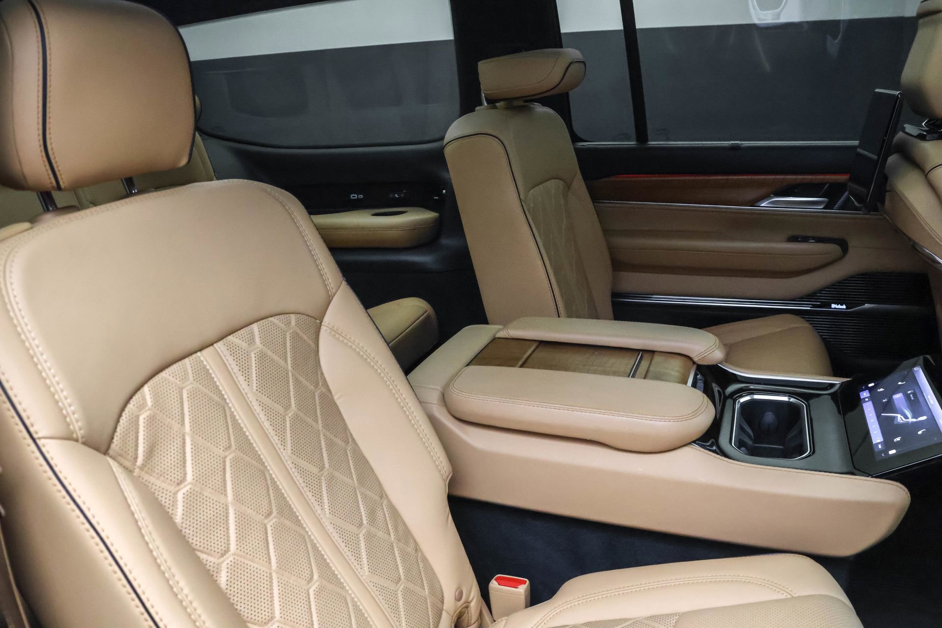 Used 2024 Jeep Grand Wagoneer Series III w/ Rear Seat Video Group 1 AWD/4WD image 31