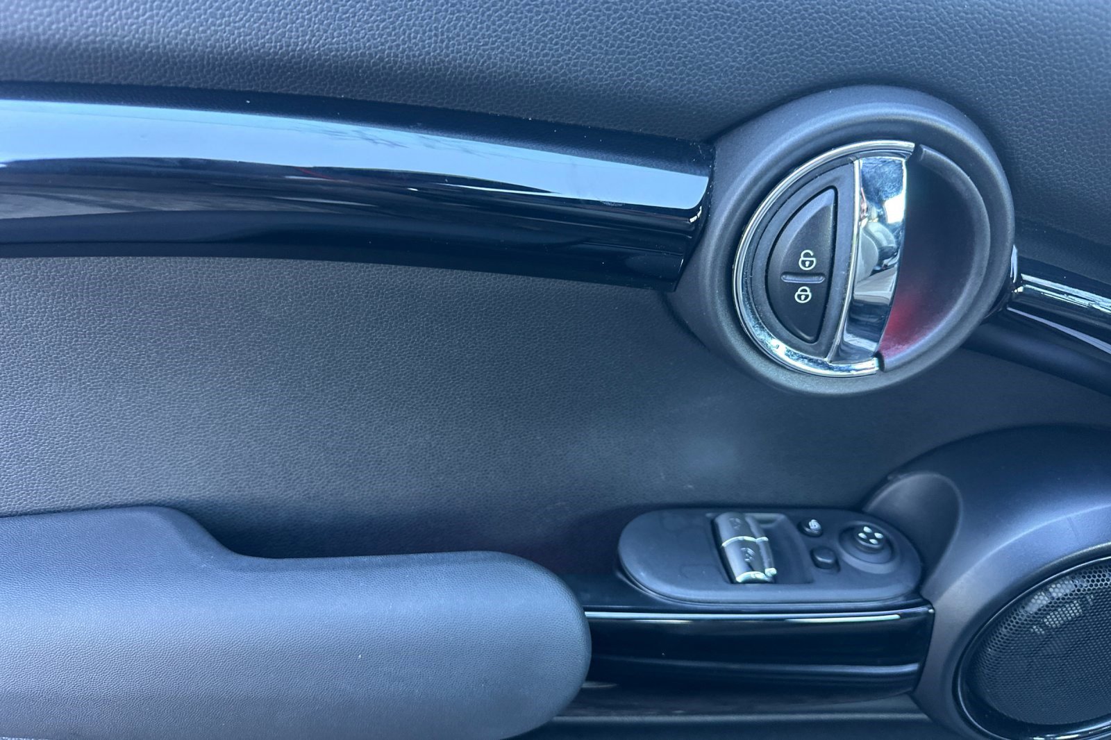 Used 2021 MINI Cooper SE w/ 8.8" Touchscreen Nav Package image 12