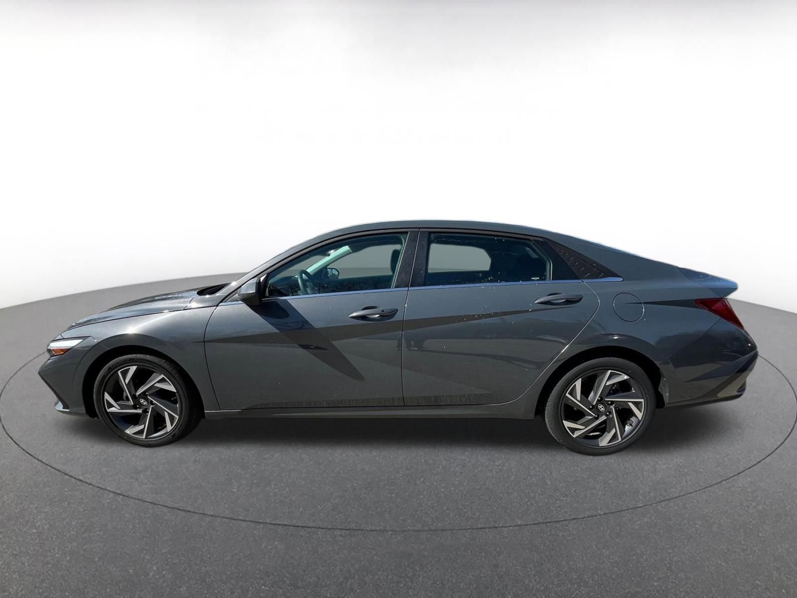 Used 2025 Hyundai Elantra SEL image 4