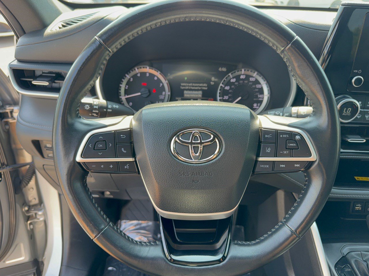 Used 2024 Toyota Highlander XSE FWD image 10