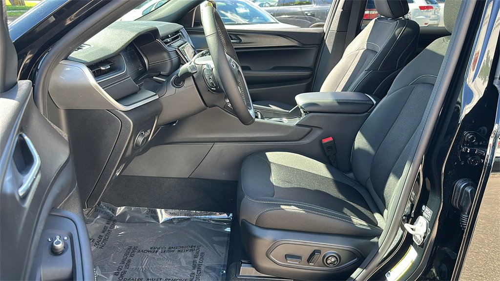 New 2025 Jeep Grand Cherokee Laredo X w/ Luxury Tech Group I image 13