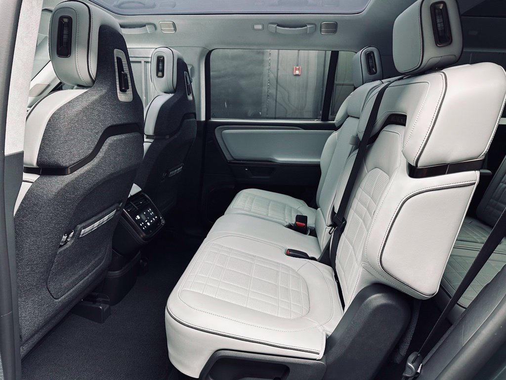 Used 2026 Rivian R1S Premium Quad AWD/4WD image 25