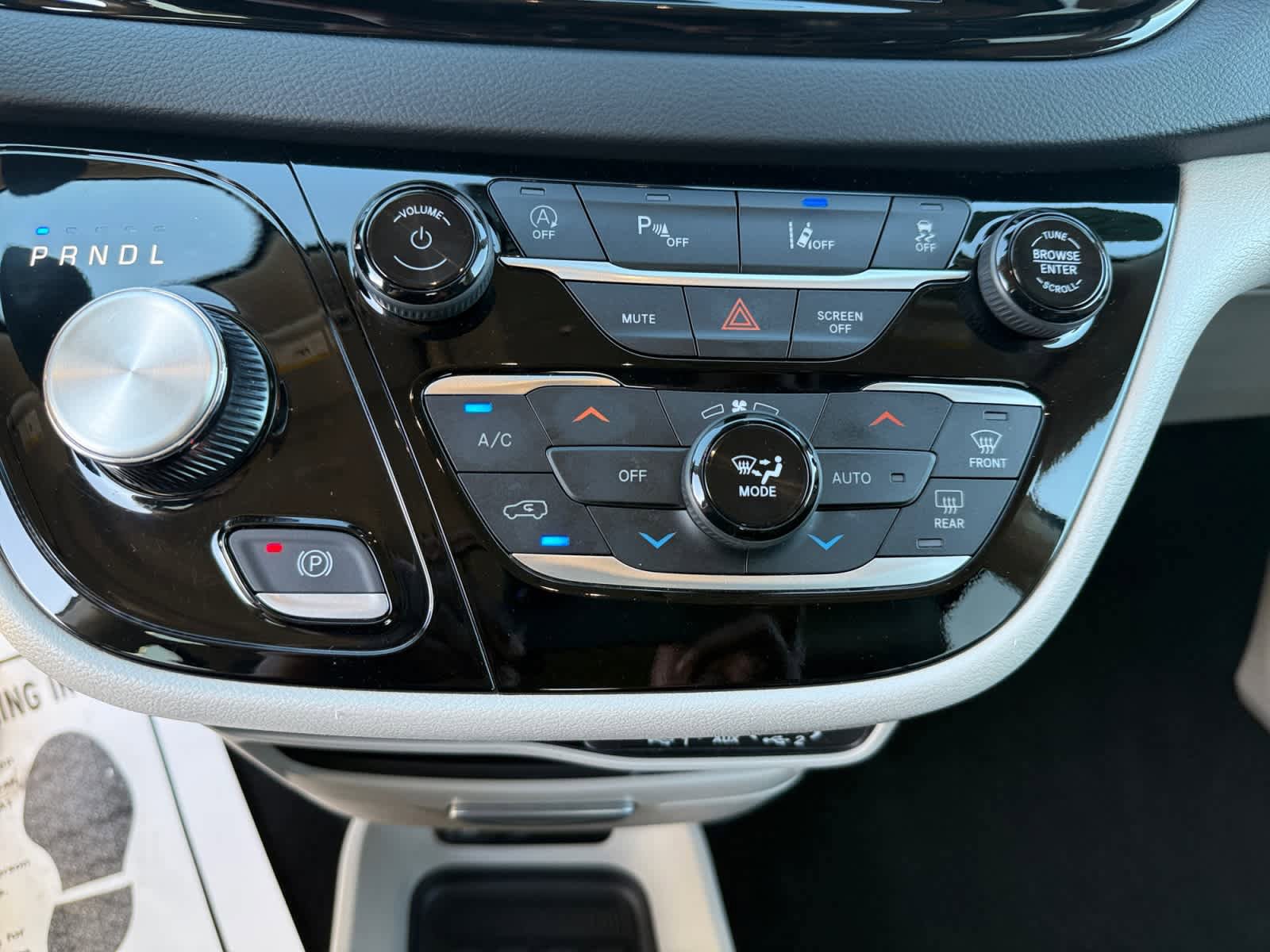 Used 2023 Chrysler Pacifica Touring-L FWD image 17