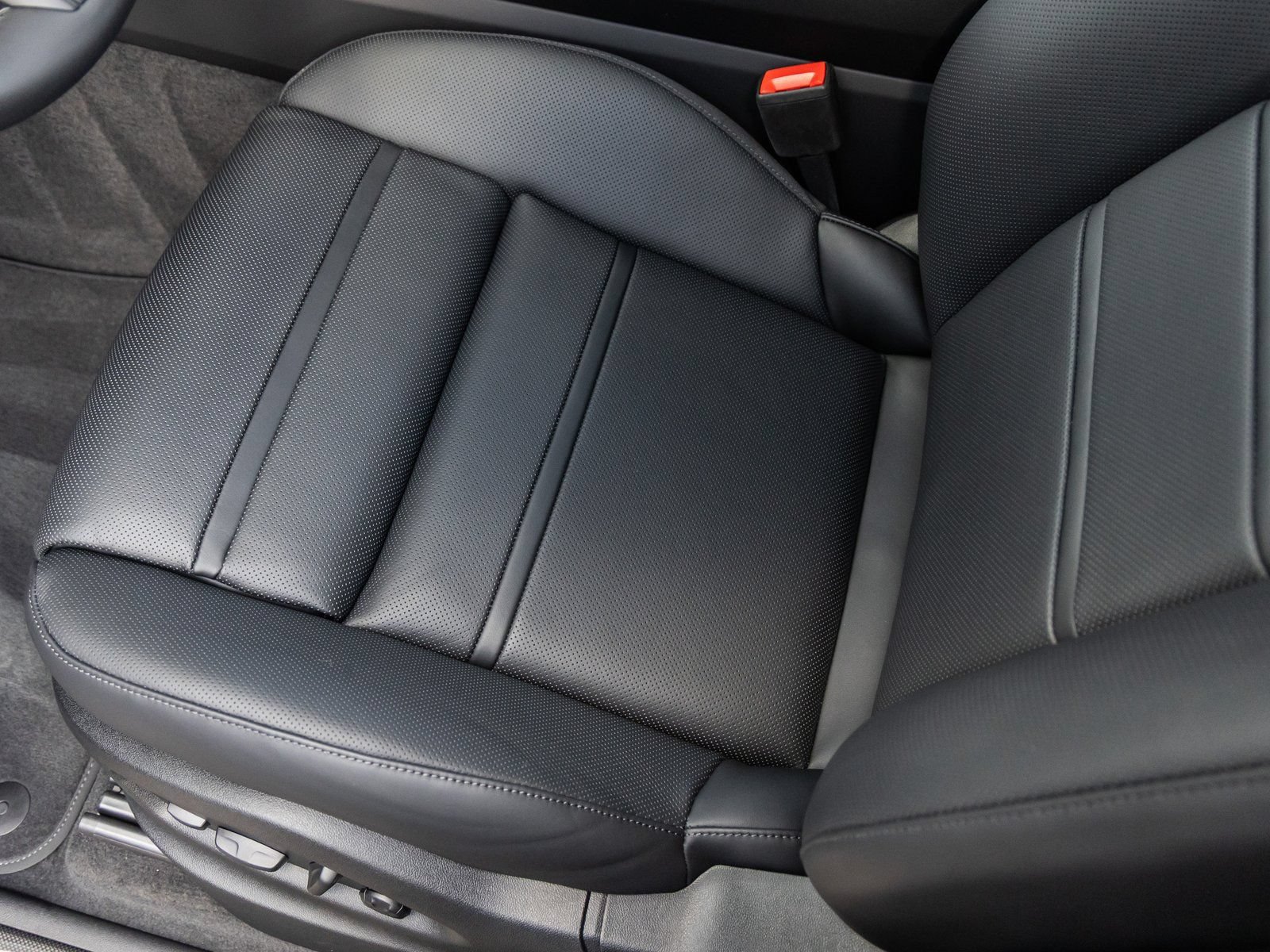 Certified 2025 Porsche Cayenne S AWD/4WD image 27