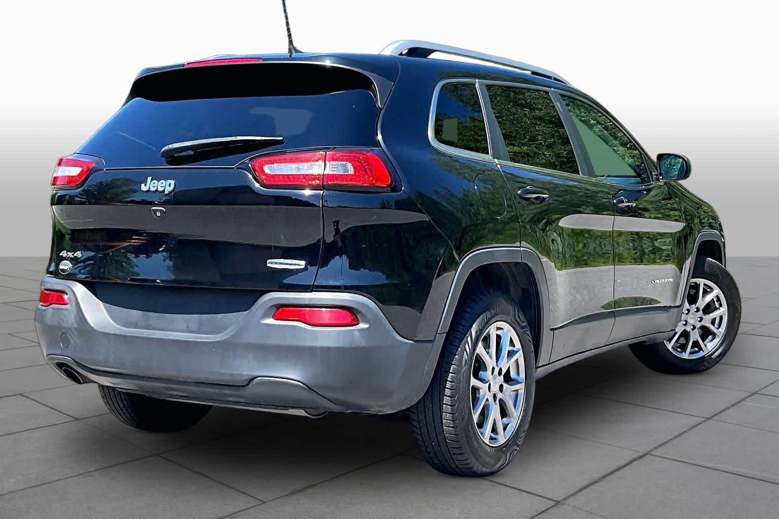Used 2018 Jeep Cherokee Latitude Plus AWD/4WD image 13