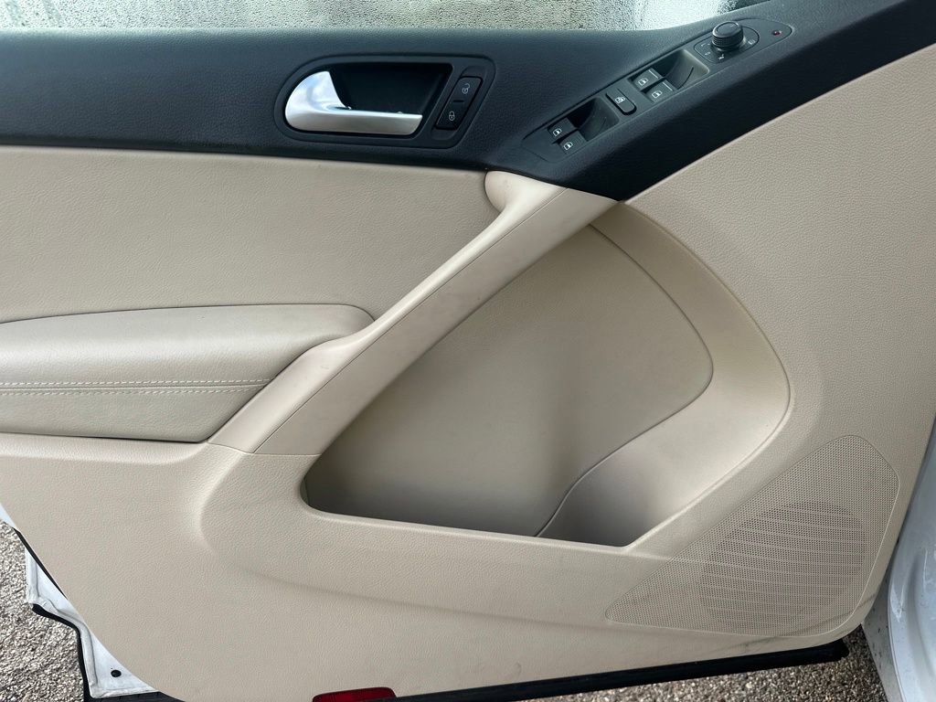 Used 2017 Volkswagen Tiguan S image 9