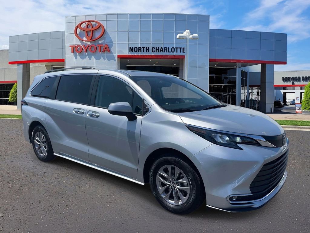 Used 2024 Toyota Sienna XLE FWD image 3
