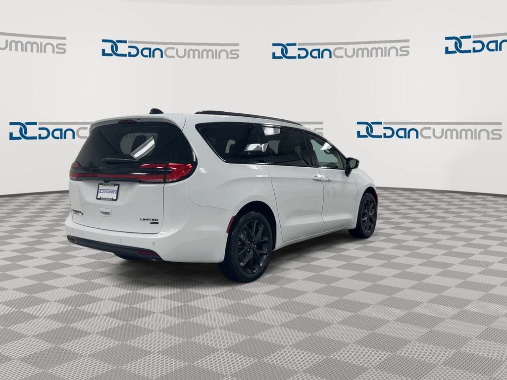 New 2027 Chrysler Pacifica Limited w/ Family Tech Group AWD/4WD image 8