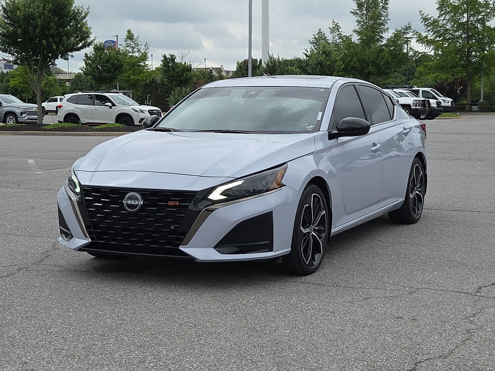 Used 2024 Nissan Altima 2.5 SR w/ SR Premium Package FWD image 2