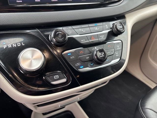 Used 2023 Chrysler Pacifica Touring-L image 24