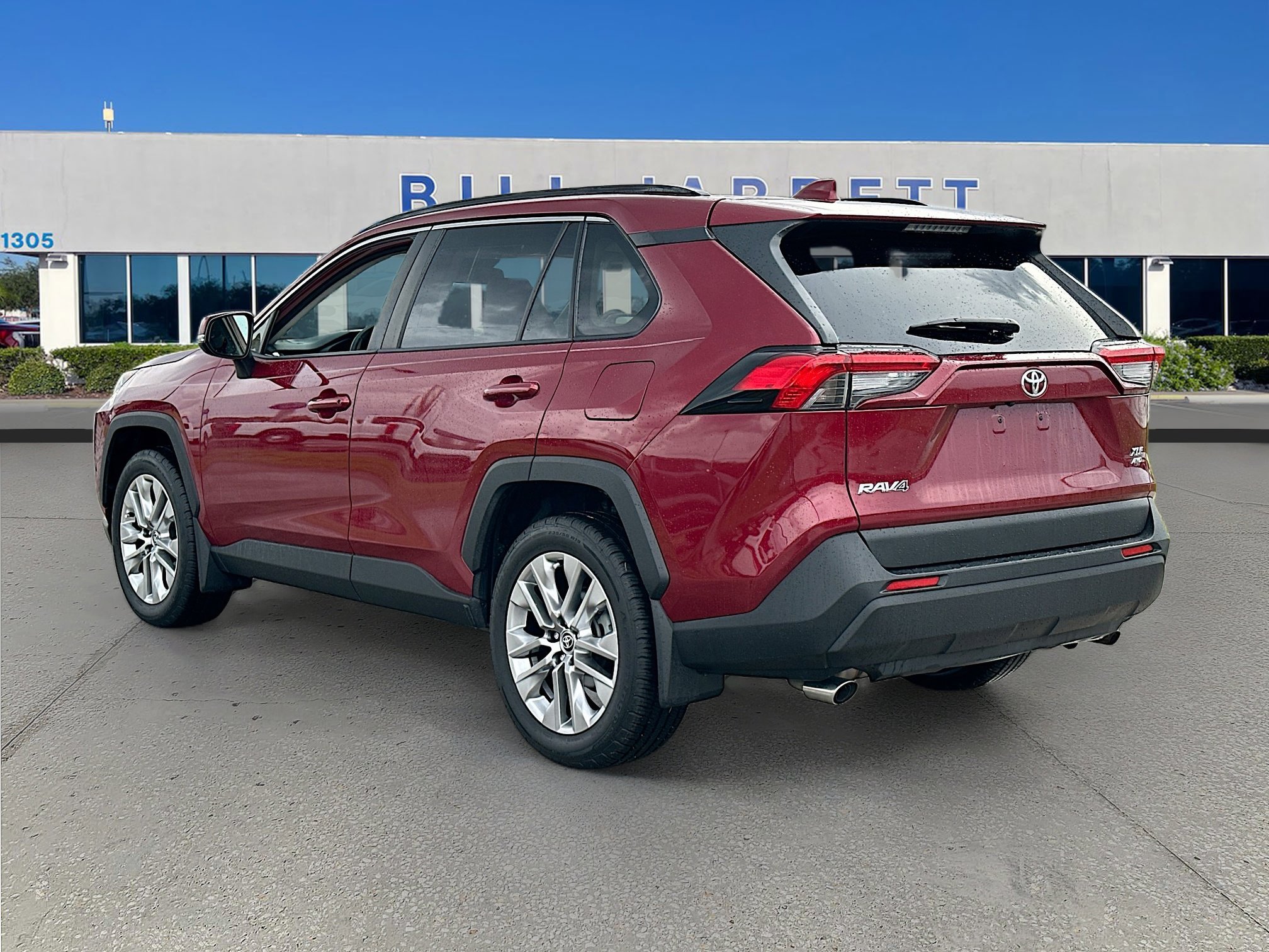 Used 2020 Toyota RAV4 XLE Premium image 5