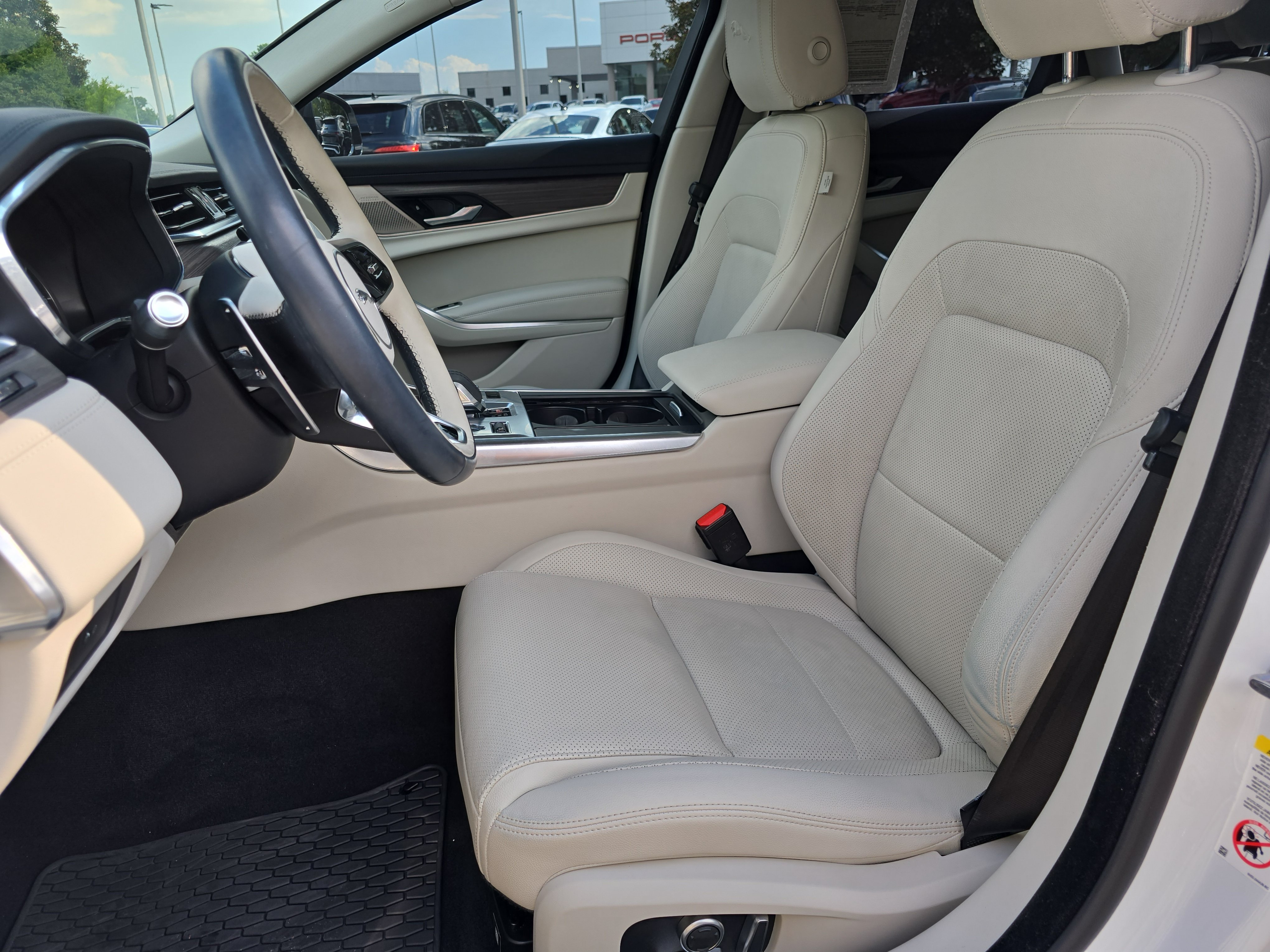 Used 2022 Jaguar XF SE RWD image 15