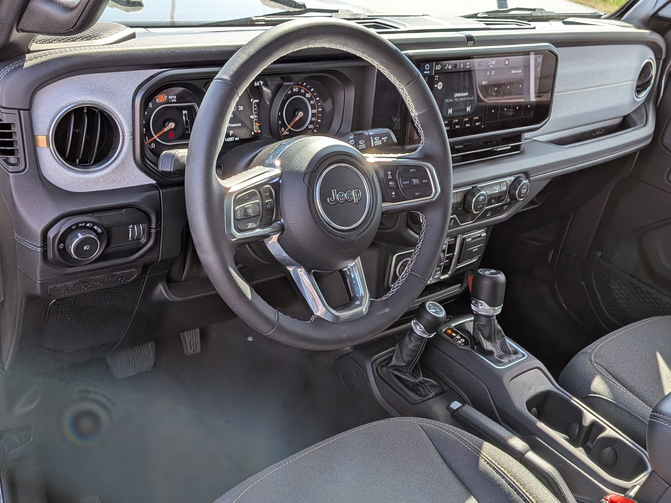 Used 2025 Jeep Wrangler Sahara AWD/4WD image 15