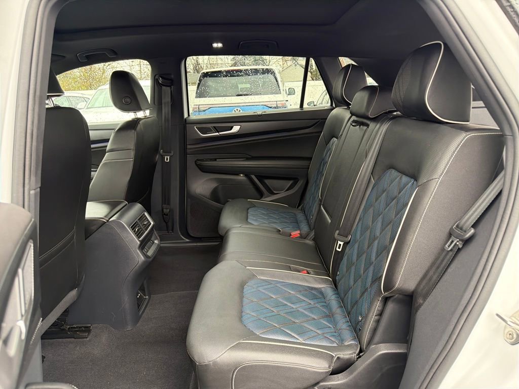 Used 2025 Volkswagen Atlas Cross Sport SEL Premium R-Line image 33