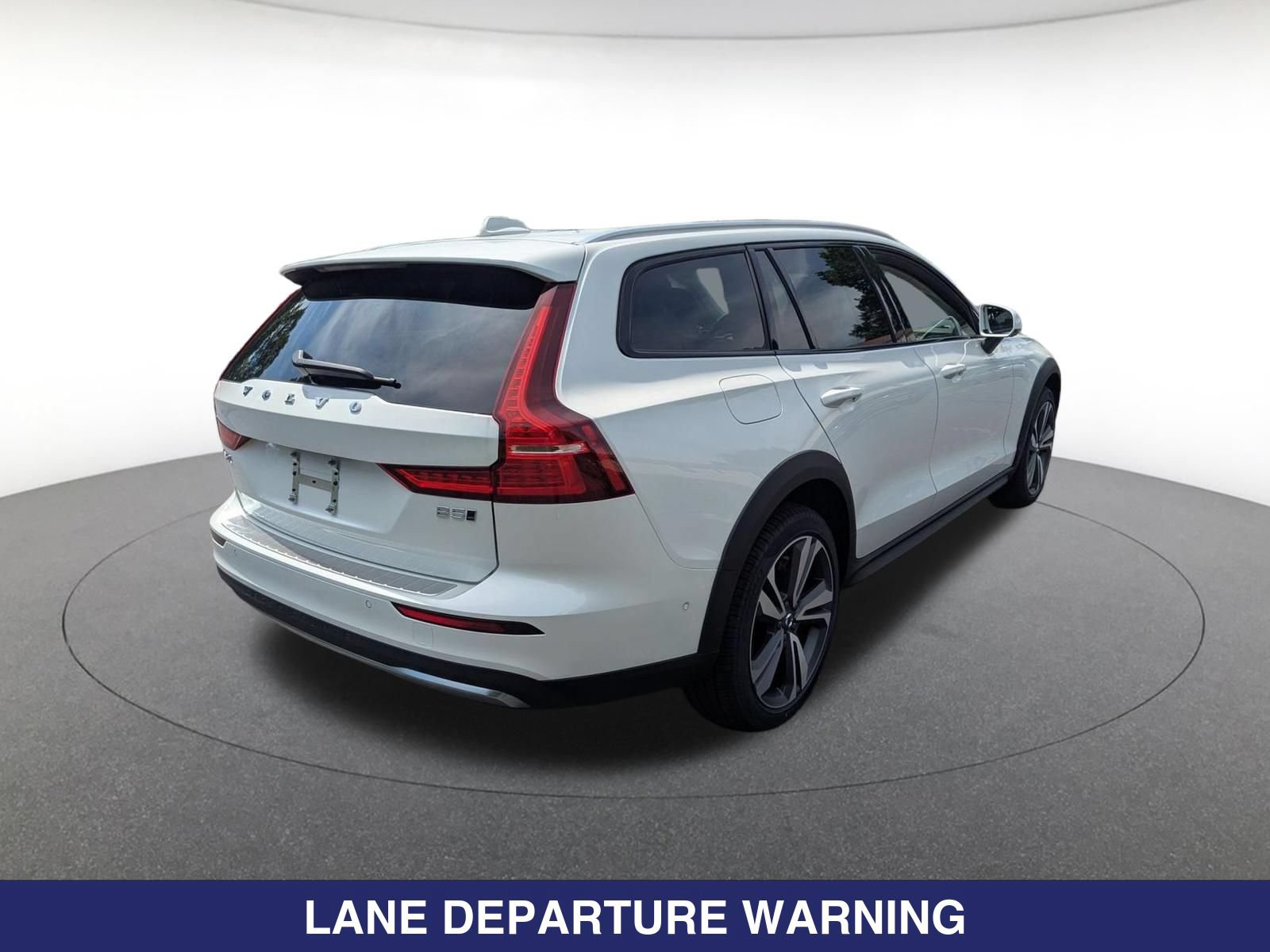 Certified 2026 Volvo V60 B5 Cross Country Plus w/ Protection Package Premier AWD/4WD image 5