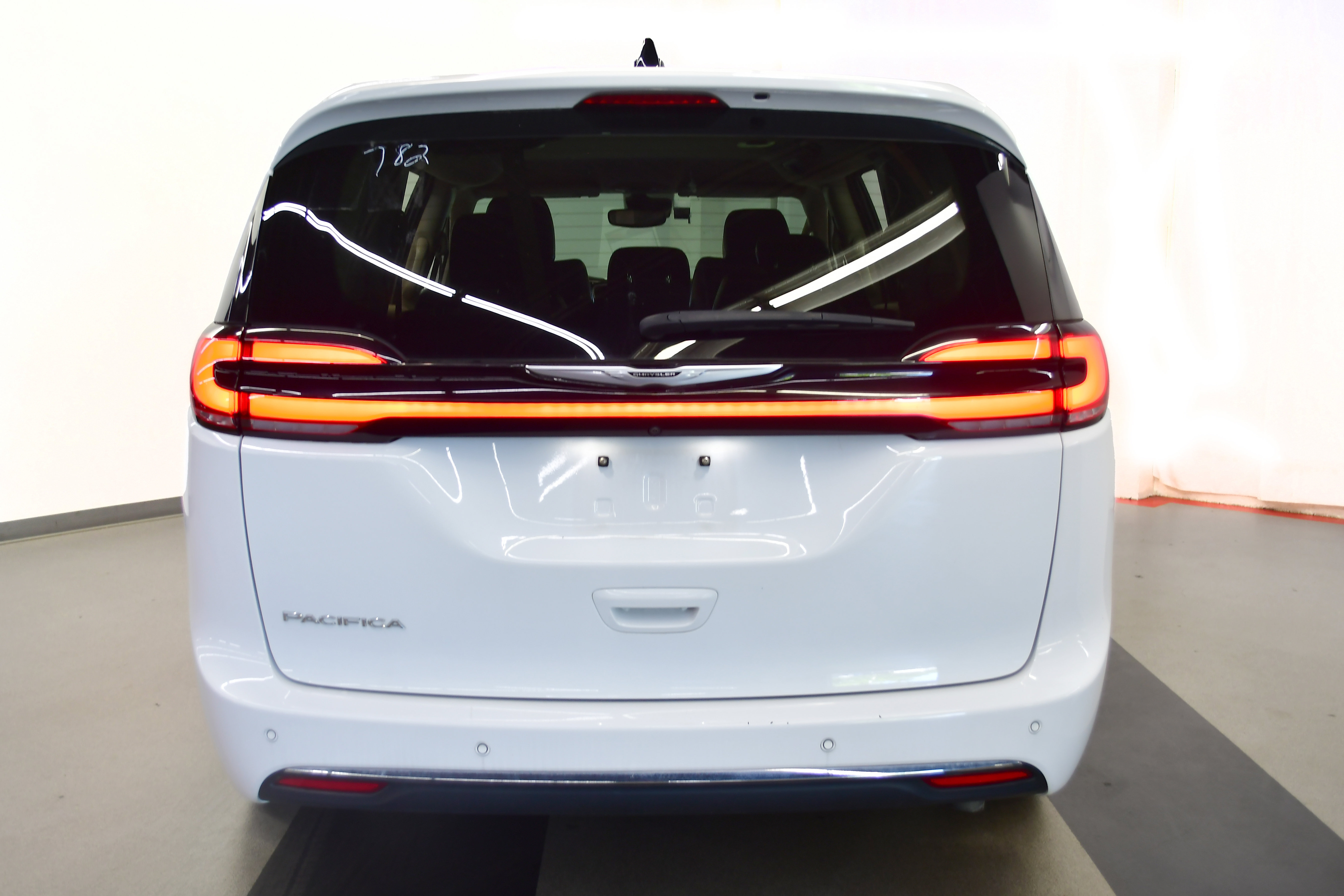 Used 2024 Chrysler Pacifica Touring-L FWD image 6