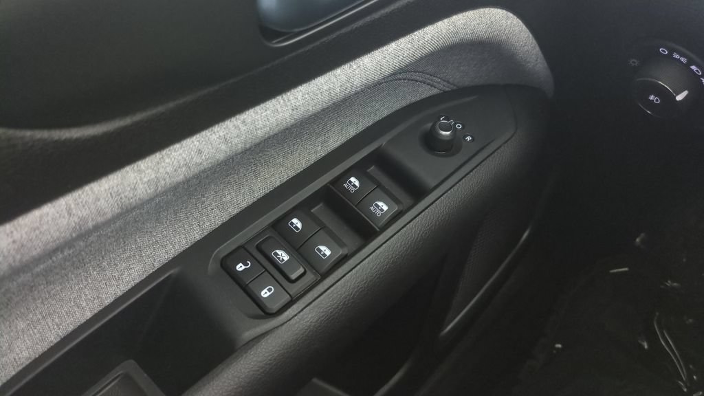 Used 2025 Jeep Compass Latitude AWD/4WD image 17