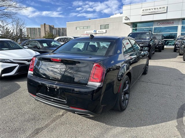 Used 2022 Chrysler 300 Touring w/ Sport Appearance Package image 5