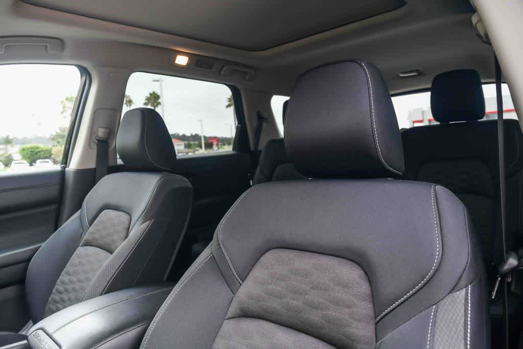 Used 2024 Nissan Pathfinder SV w/ SV Premium Package FWD image 18