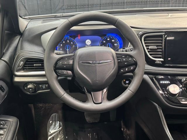 Used 2025 Chrysler Pacifica Limited image 8