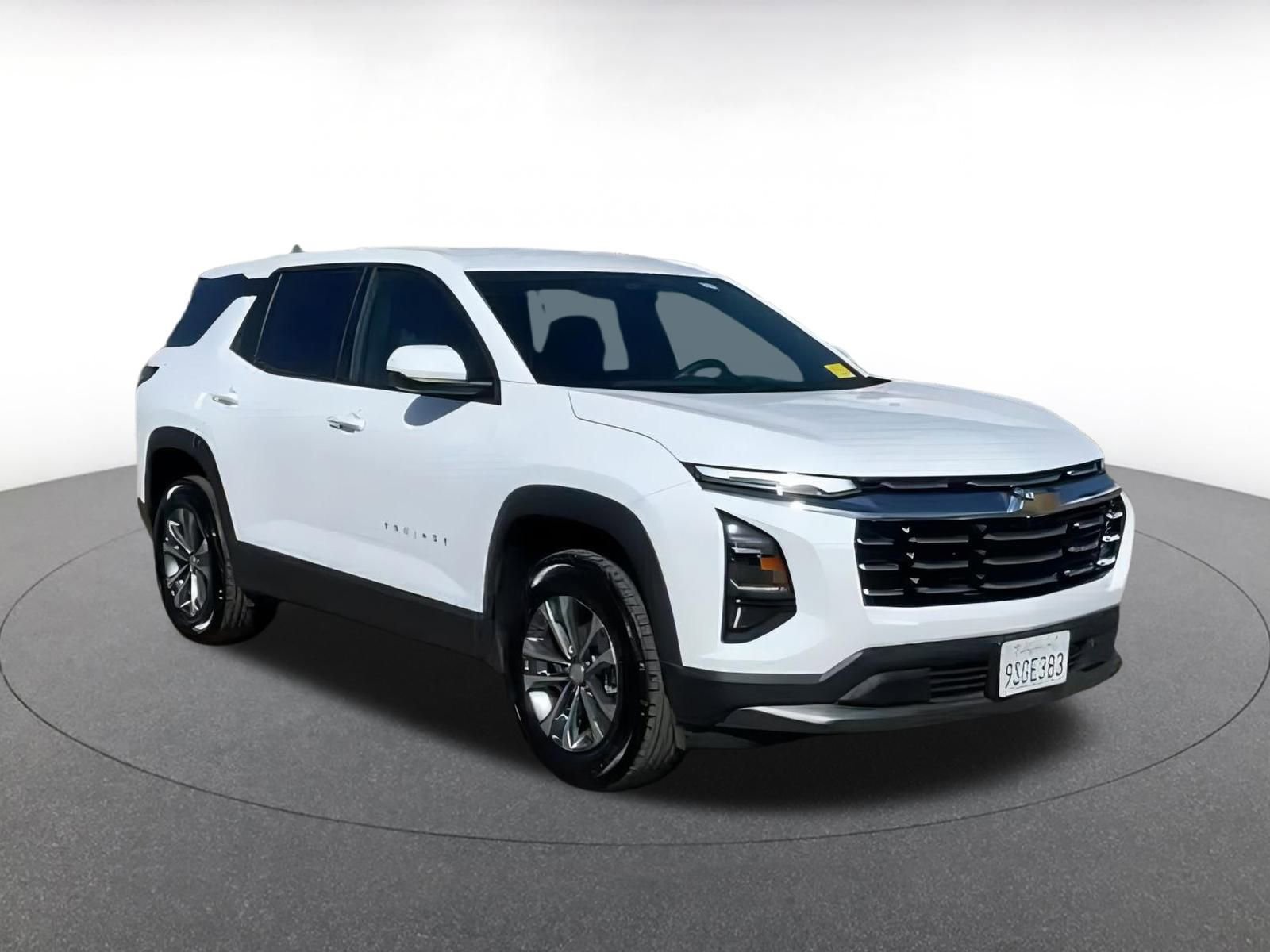 Used 2025 Chevrolet Equinox LT image 2