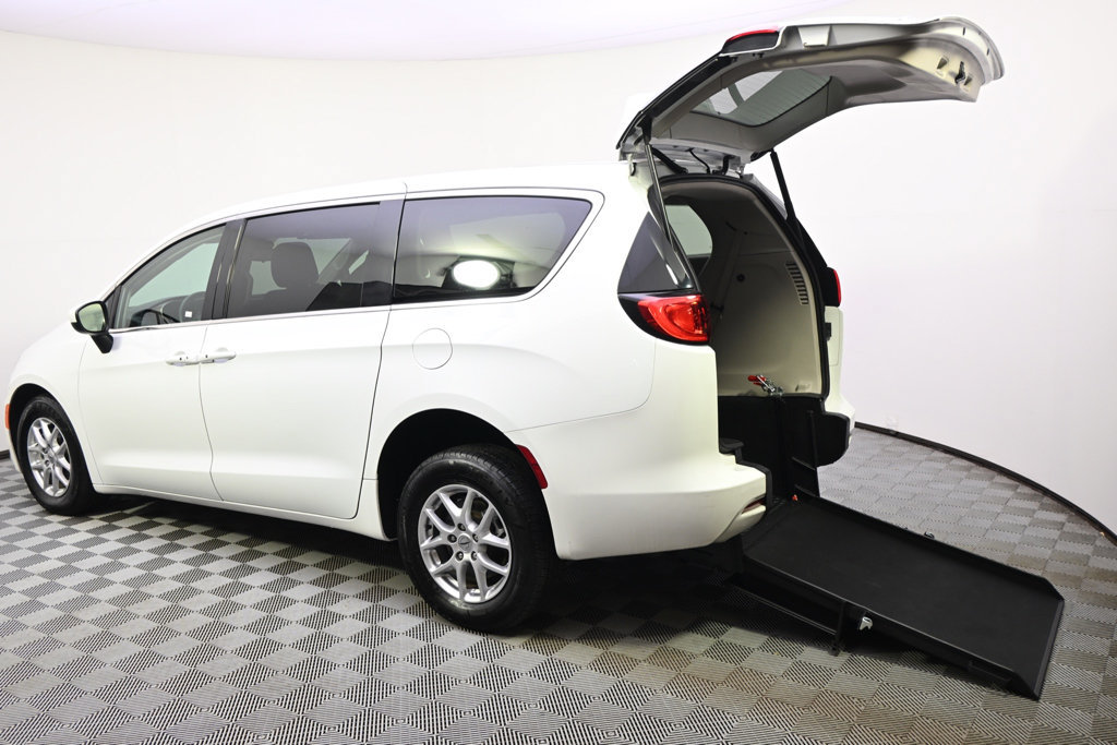 Used 2023 Chrysler Voyager LX FWD image 3