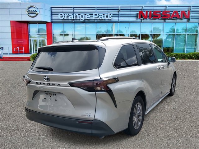 Used 2024 Toyota Sienna XLE image 2