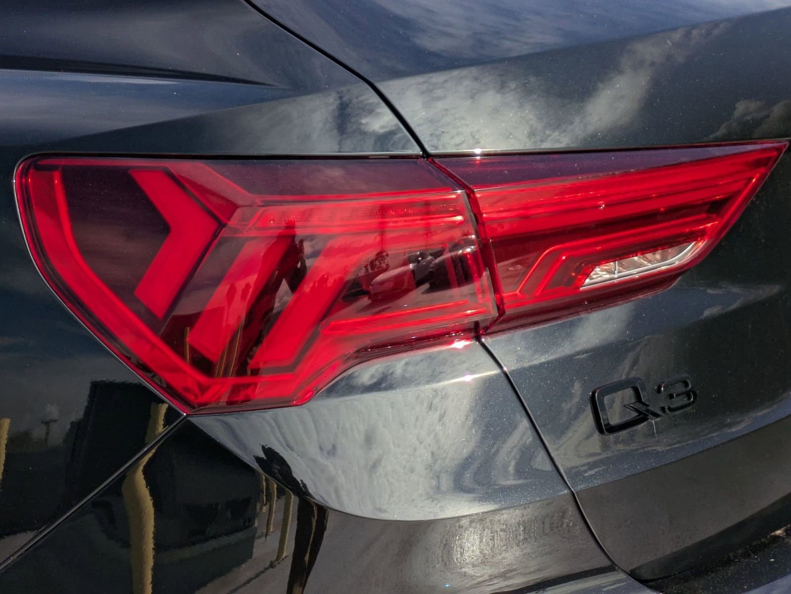 Used 2025 Audi Q3 2.0T Premium w/ Black Optic Sport Package image 18