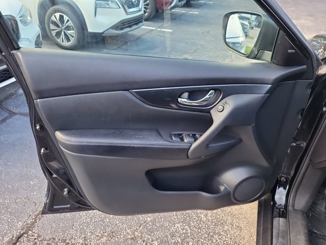 Used 2016 Nissan Rogue SL w/ SL Premium Package FWD image 16