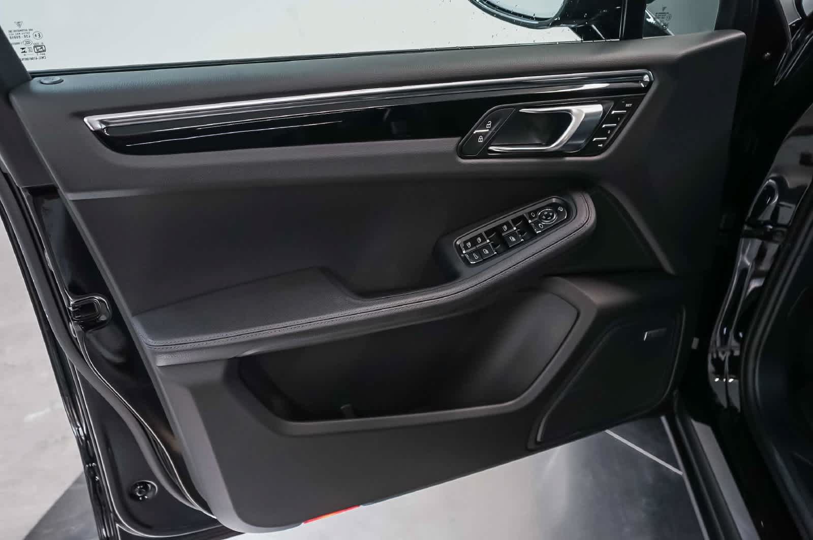 Certified 2026 Porsche Macan AWD/4WD image 27