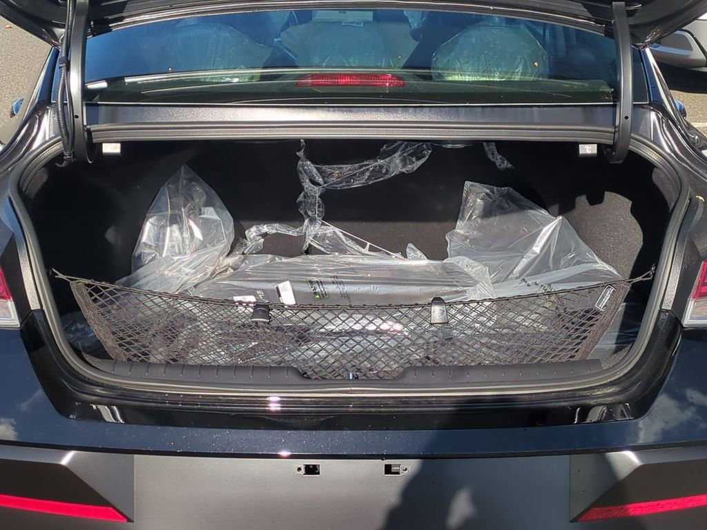 Certified 2025 Hyundai Elantra Limited FWD image 25