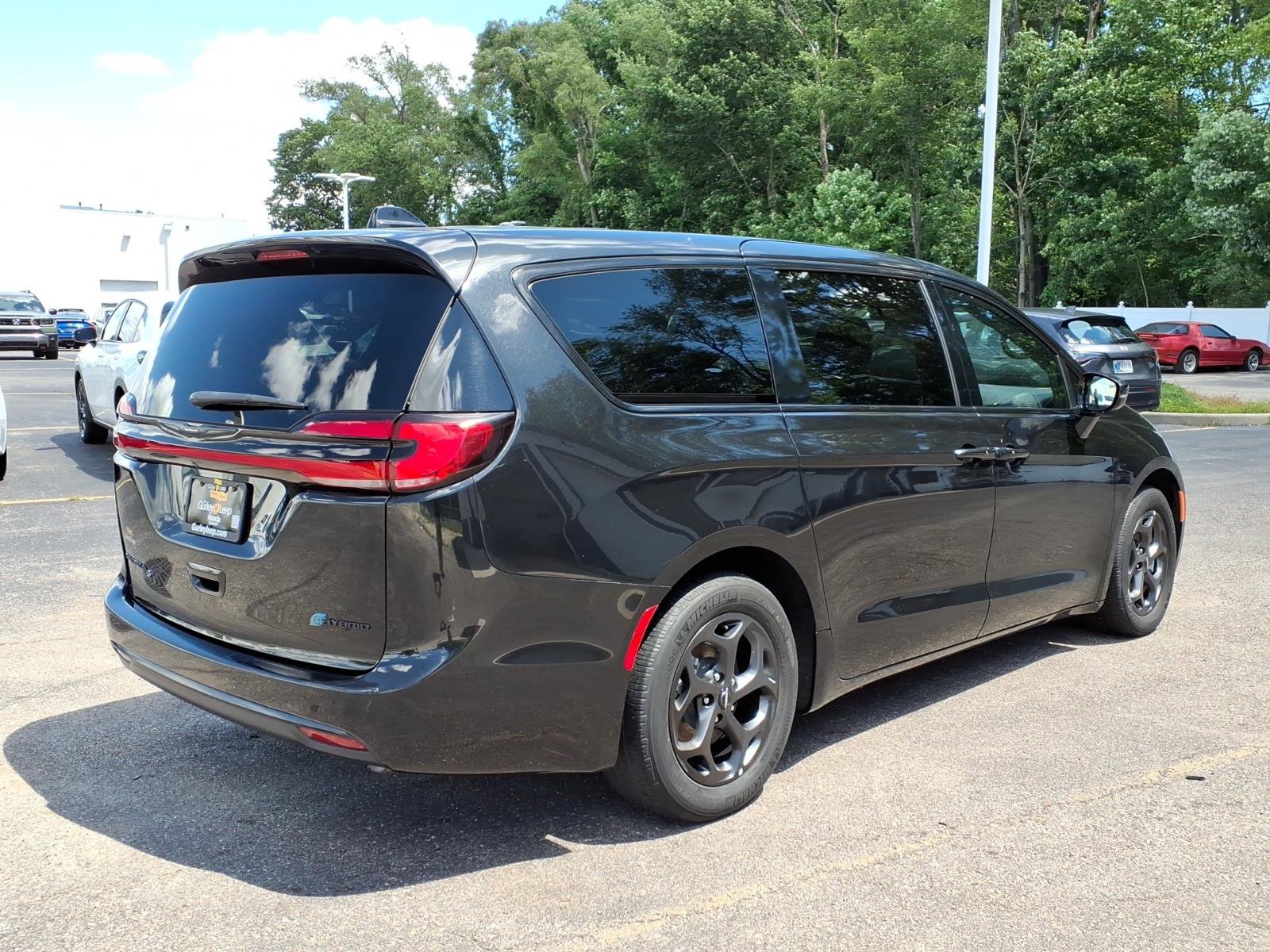 Used 2022 Chrysler Pacifica Touring-L w/ S Appearance Package FWD image 10