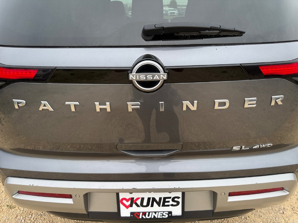 Used 2025 Nissan Pathfinder SL AWD/4WD image 45
