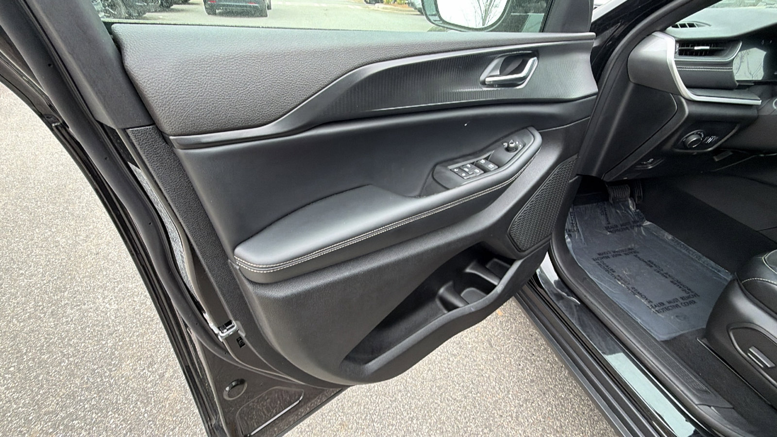 Used 2025 Jeep Grand Cherokee Altitude image 14