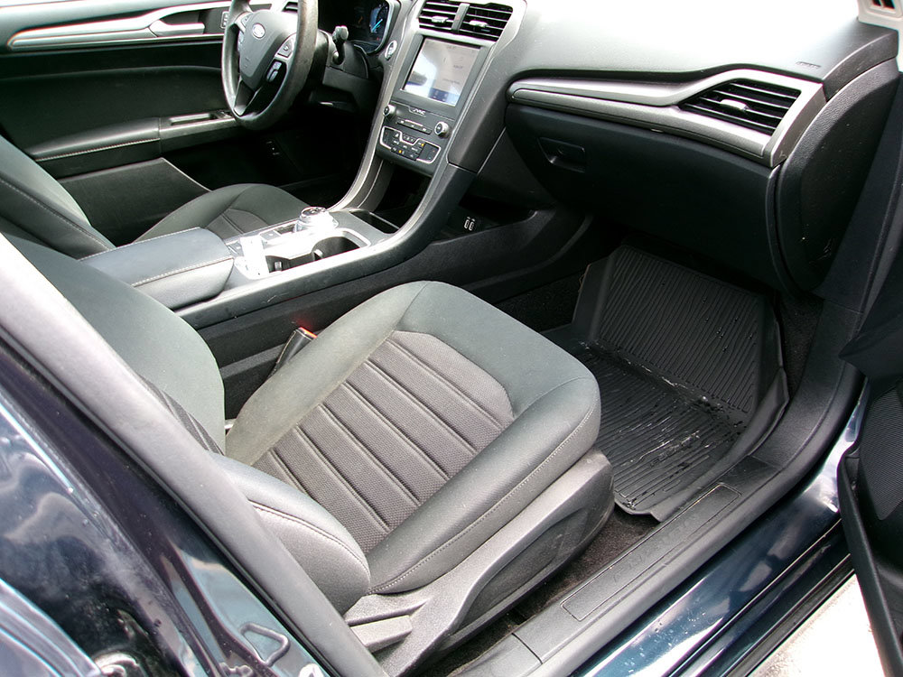 Used 2020 Ford Fusion SE FWD image 9