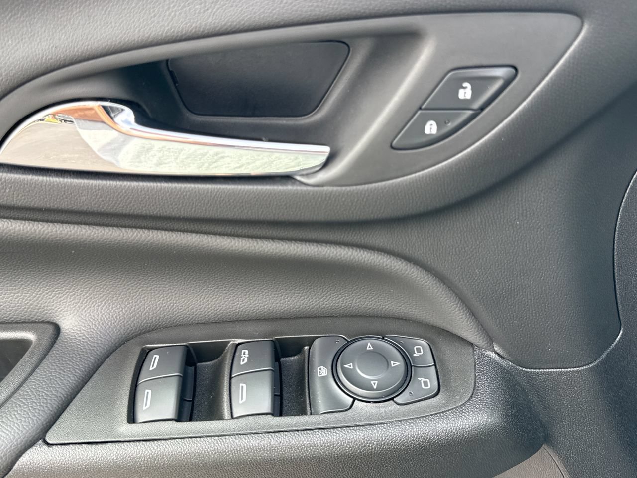 Used 2023 Chevrolet Equinox LT AWD/4WD image 16