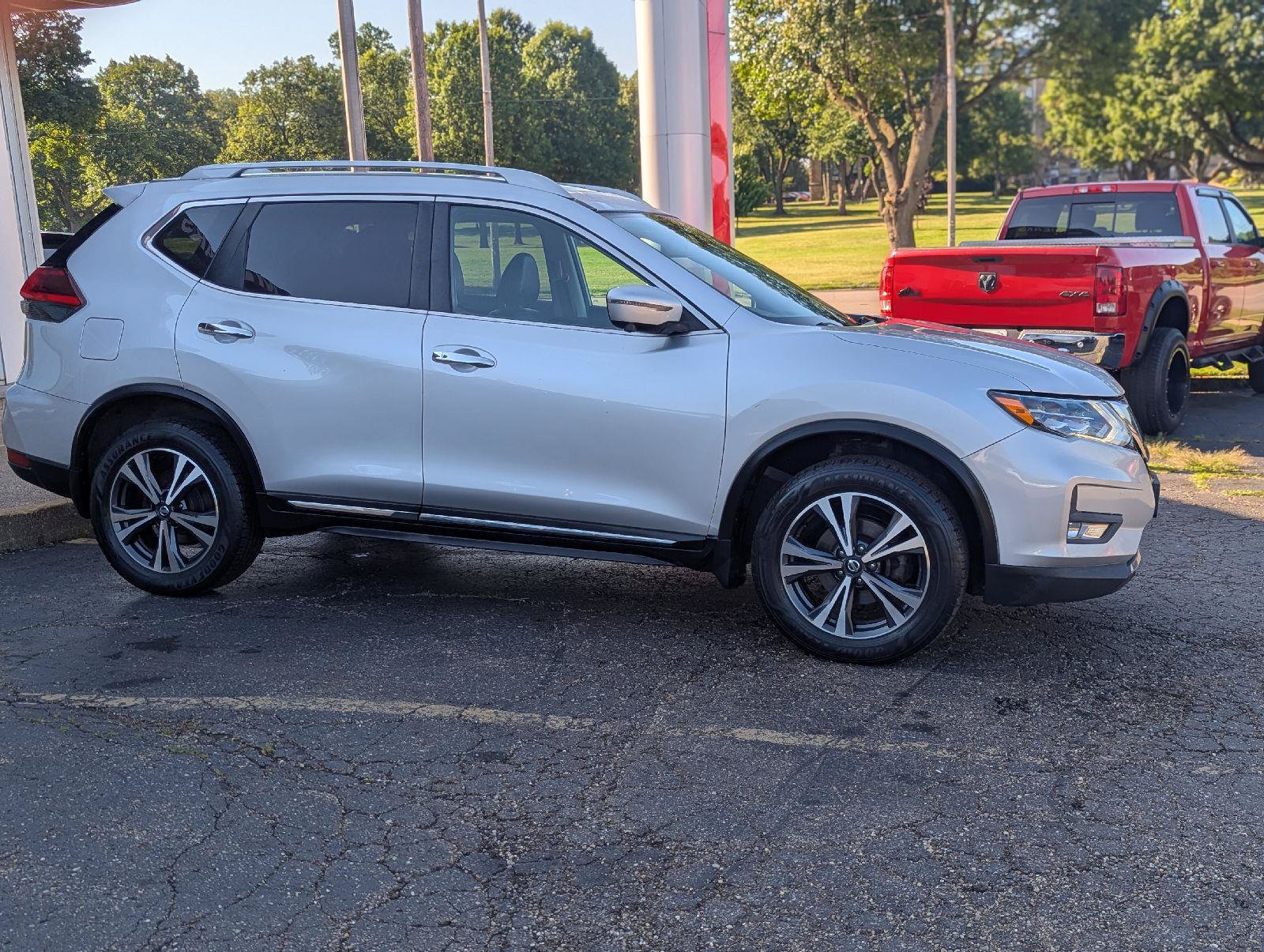 Used 2017 Nissan Rogue SL w/ SL Premium Package AWD/4WD image 11