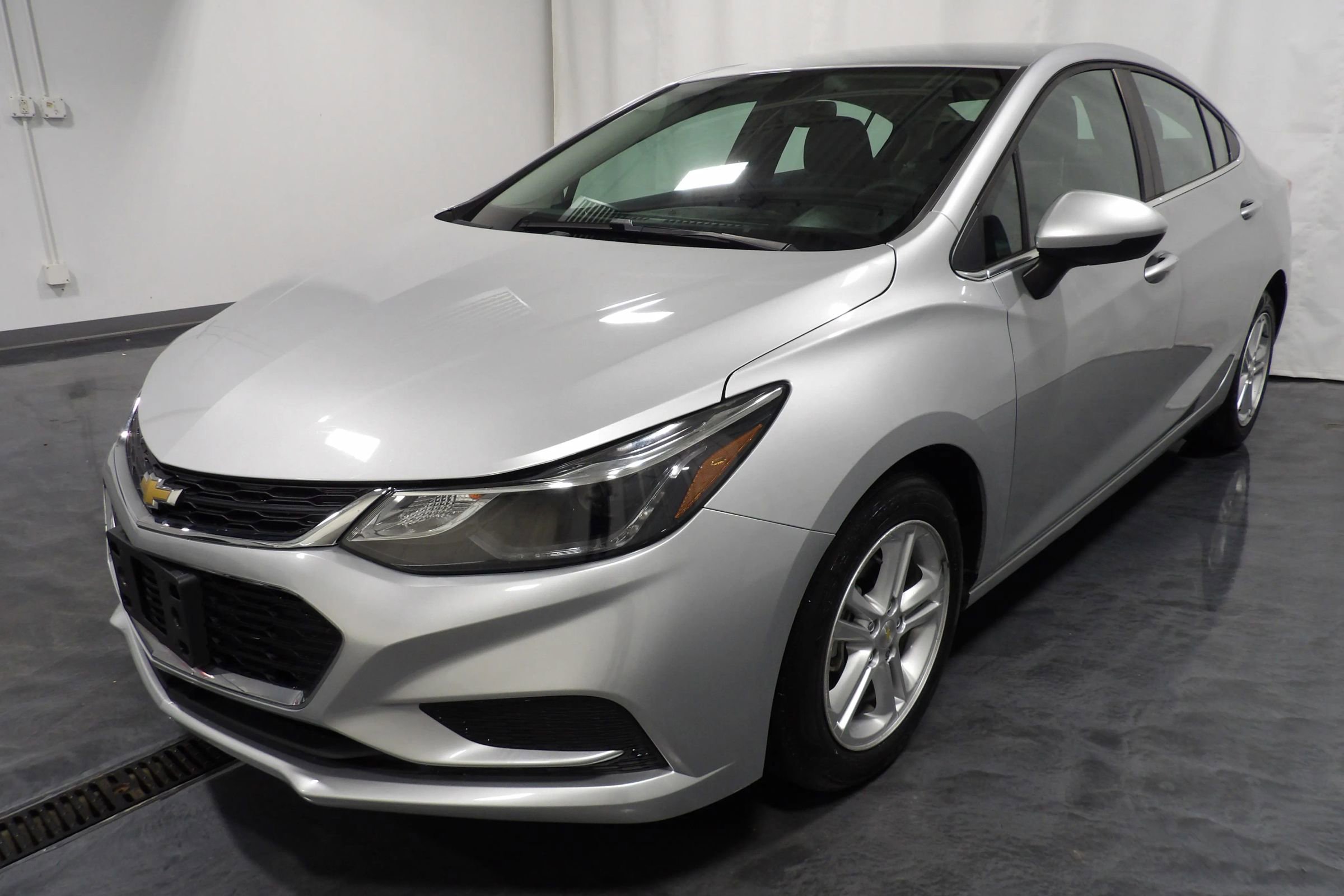 Used 2018 Chevrolet Cruze LT w/ Convenience Package image 3