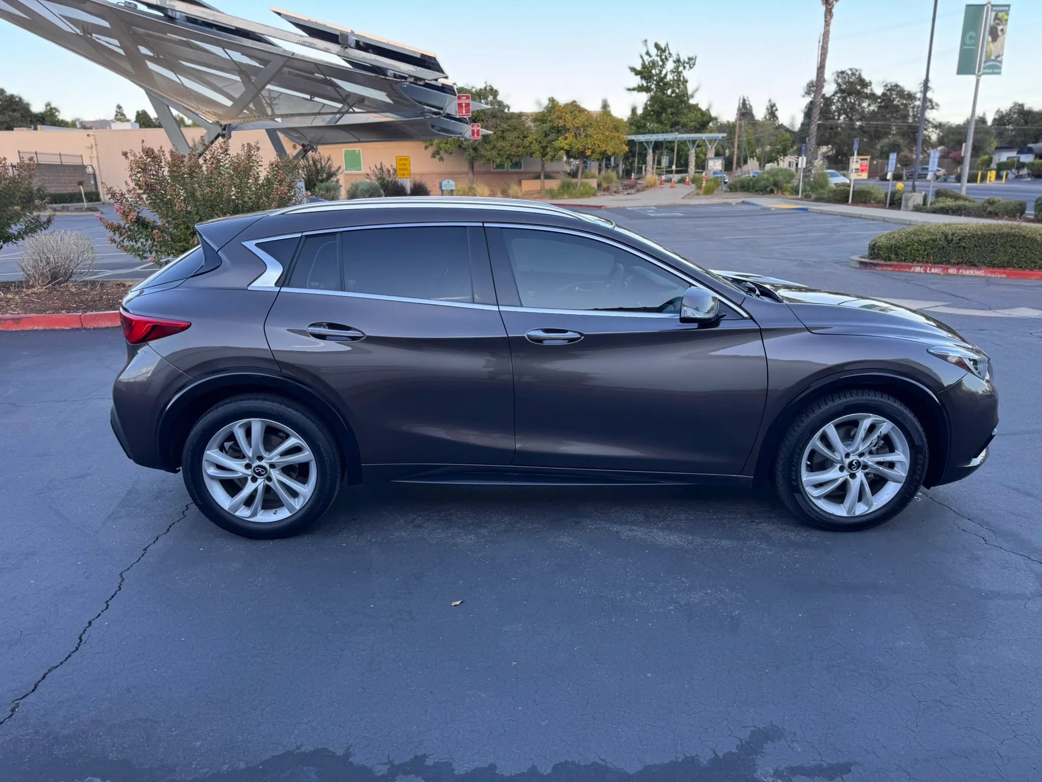 Used 2017 INFINITI QX30 Premium w/ Cargo Package FWD image 7